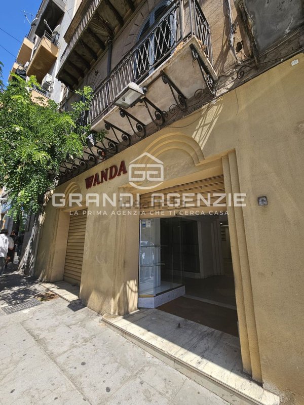 locale commerciale in vendita a Palermo in zona Zisa
