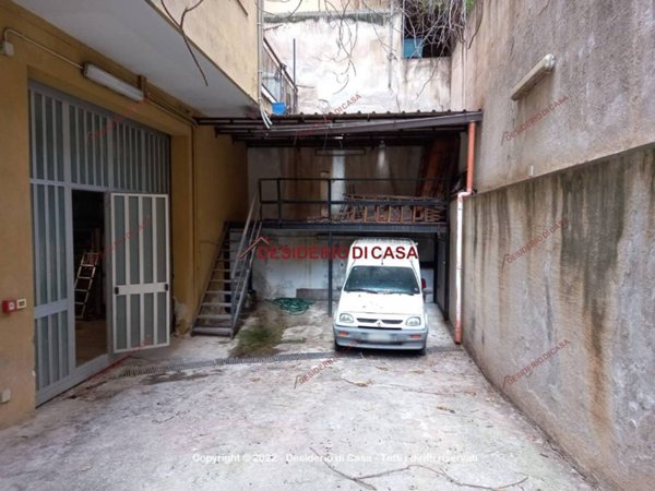 locale commerciale in vendita a Palermo in zona Politeama