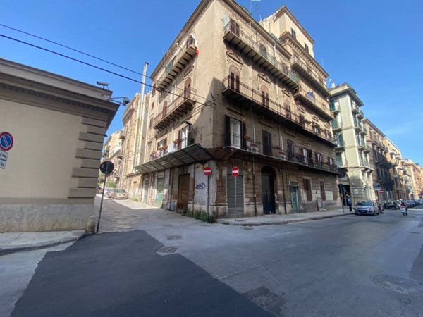 locale commerciale in vendita a Palermo in zona Politeama