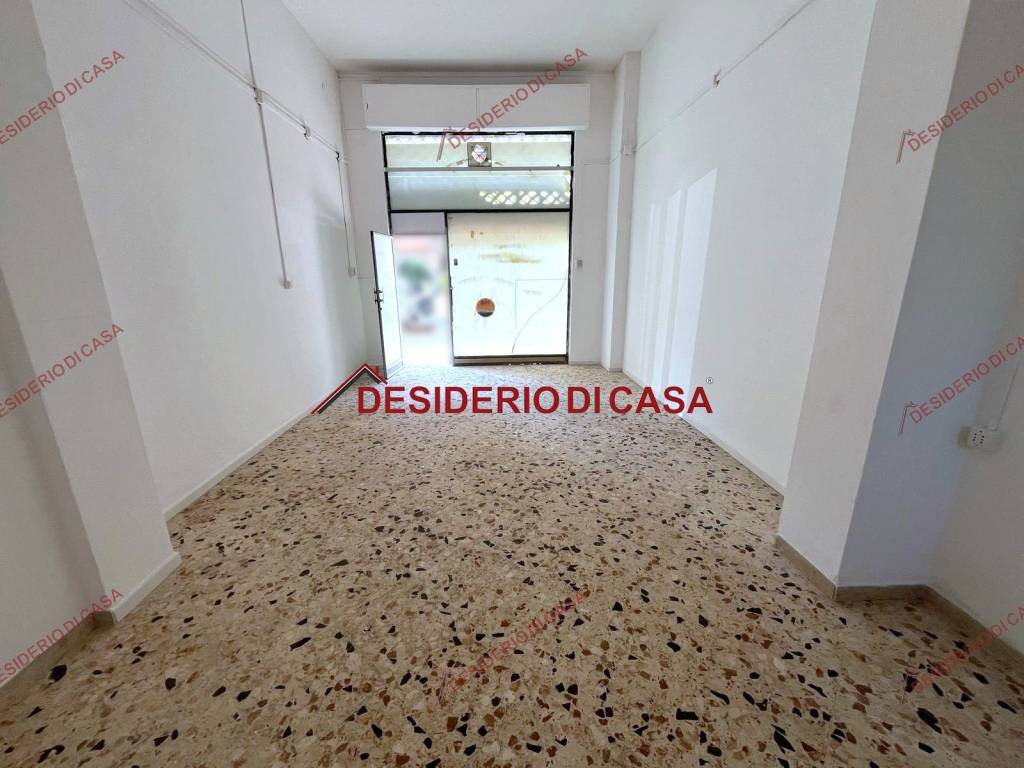 negozio in vendita a Palermo in zona Malaspina/Palagonia