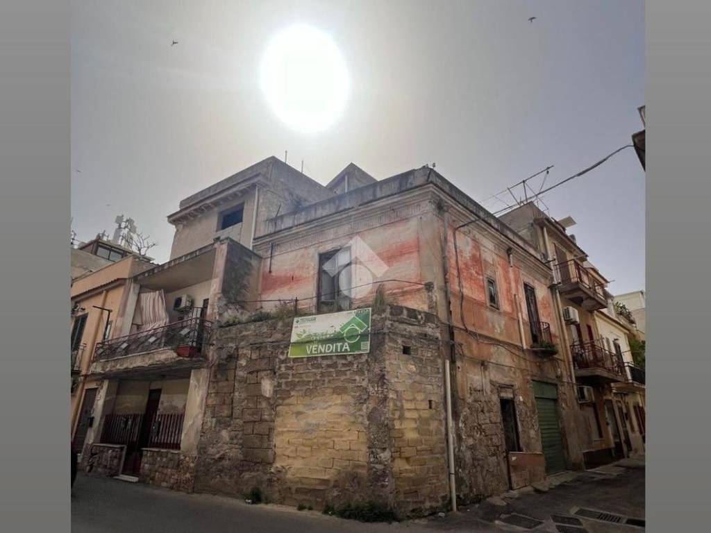 intera palazzina in vendita a Palermo in zona Partanna