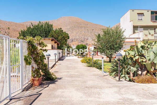casa indipendente in vendita a Palermo in zona Partanna
