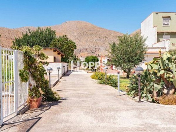 casa indipendente in vendita a Palermo in zona Partanna