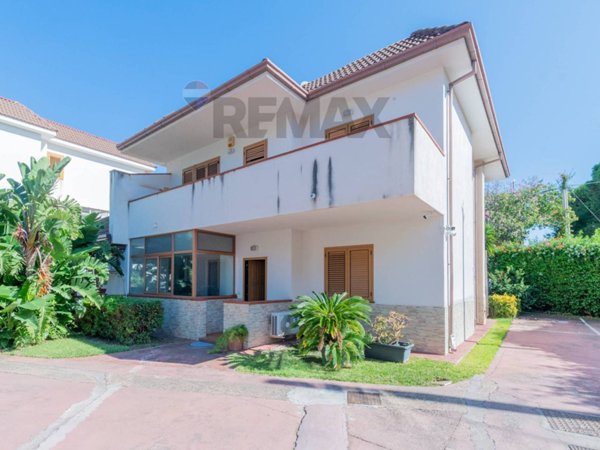 casa indipendente in vendita a Palermo in zona Mondello