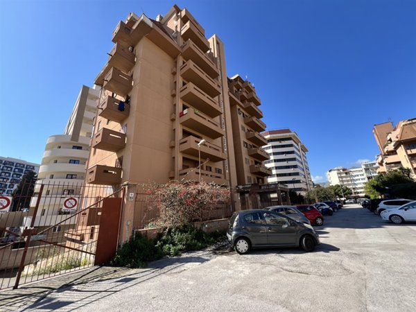 appartamento in vendita a Palermo in zona Malaspina/Palagonia