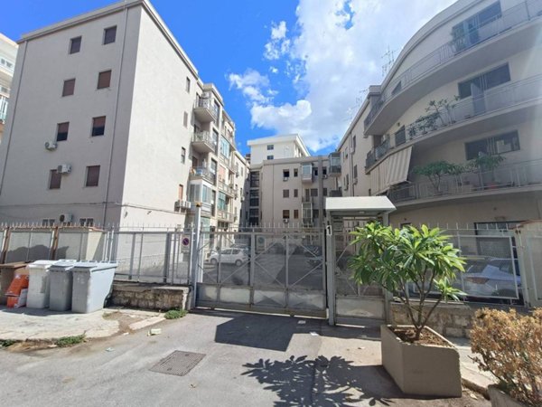 appartamento in vendita a Palermo in zona Malaspina/Palagonia