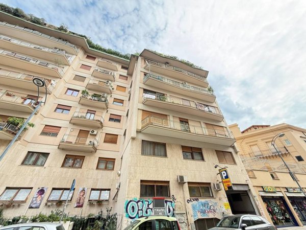 locale commerciale in vendita a Palermo in zona Politeama