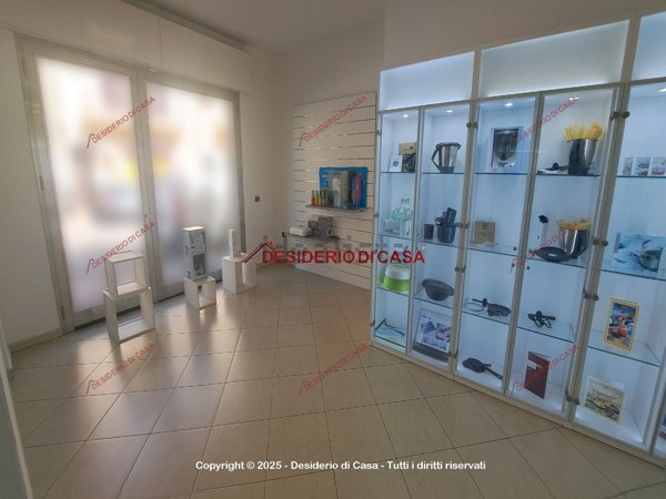 locale commerciale in vendita a Partinico