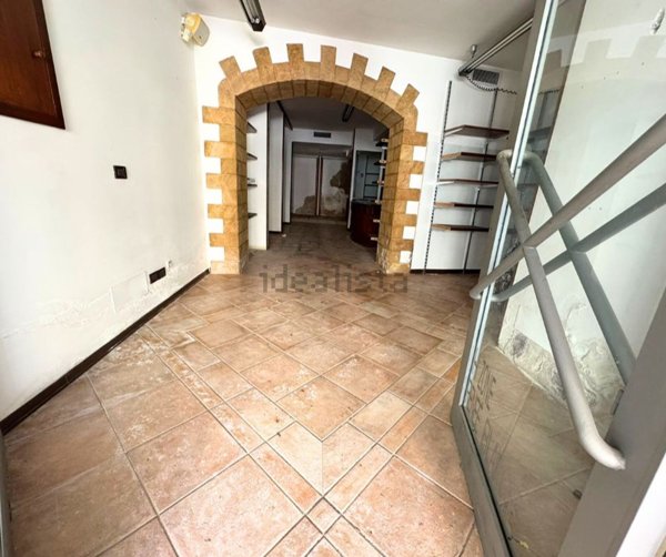 locale commerciale in vendita a Partinico