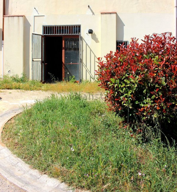 locale commerciale in vendita a Partinico