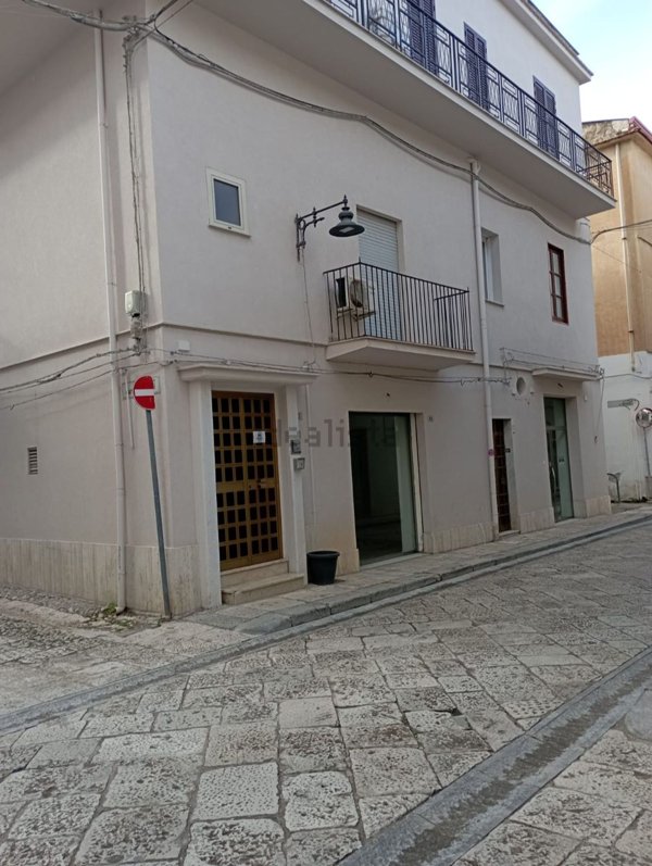 locale commerciale in vendita a Partinico