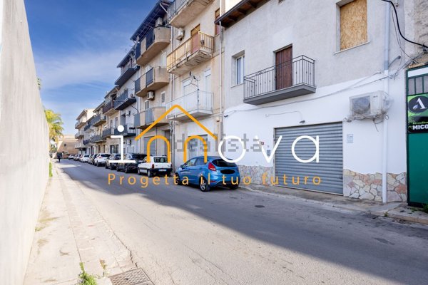 locale commerciale in vendita a Partinico