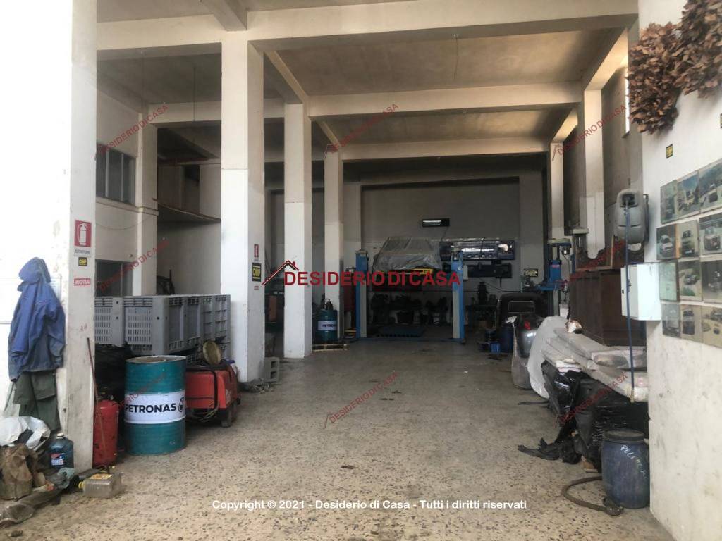 negozio in vendita a Petralia Soprana in zona Madonnuzza
