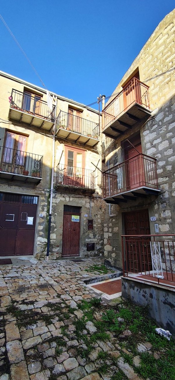 pentavano in vendita a Petralia Soprana