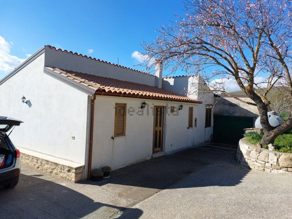 esavano in vendita a Petralia Soprana