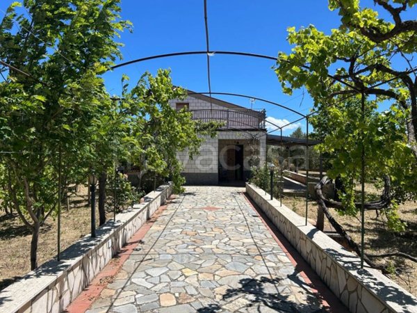 locale commerciale in vendita a Petralia Soprana in zona Cipampini