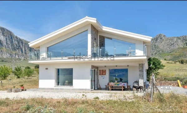 casa indipendente in vendita a Piana degli Albanesi