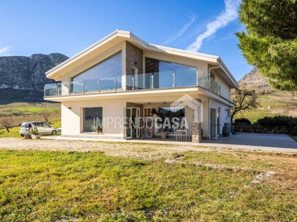 negozio in vendita a Piana degli Albanesi