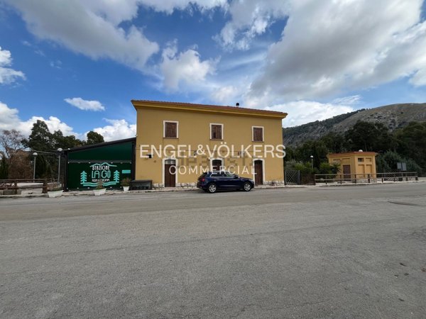 locale commerciale in vendita a Piana degli Albanesi