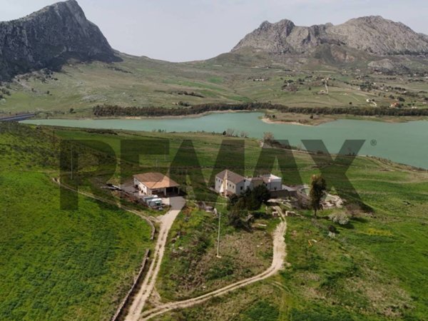 negozio in vendita a Piana degli Albanesi