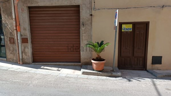 locale commerciale in vendita a Polizzi Generosa