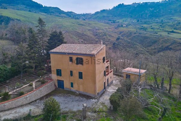 casa indipendente in vendita a Polizzi Generosa
