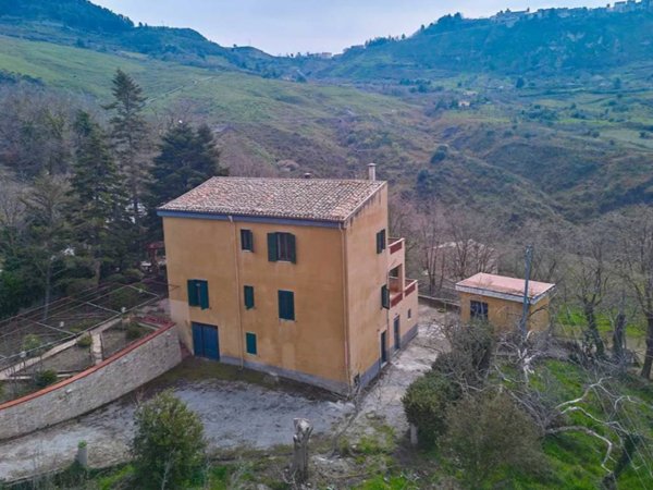casa indipendente in vendita a Polizzi Generosa