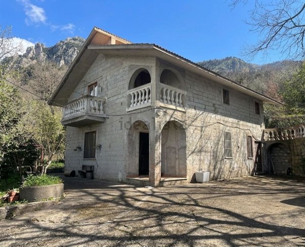 casa indipendente in vendita a Polizzi Generosa