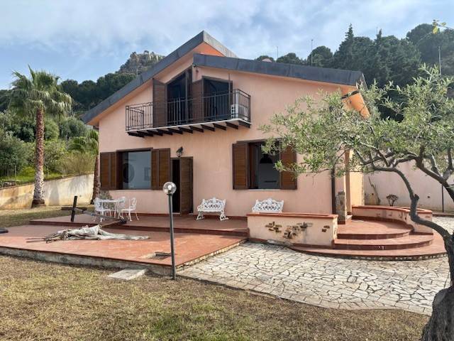 casa indipendente in vendita a Pollina