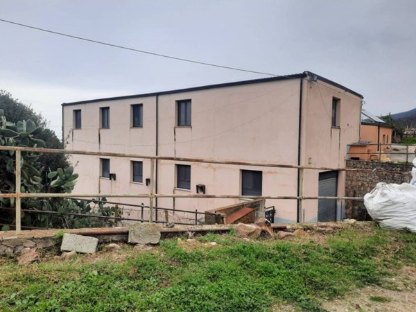 locale commerciale in vendita a Pollina