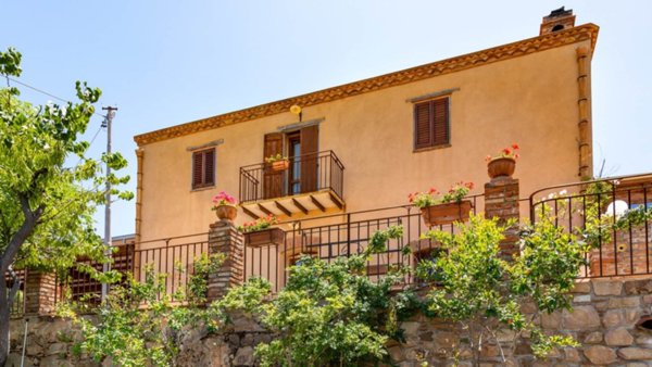 negozio in vendita a Pollina