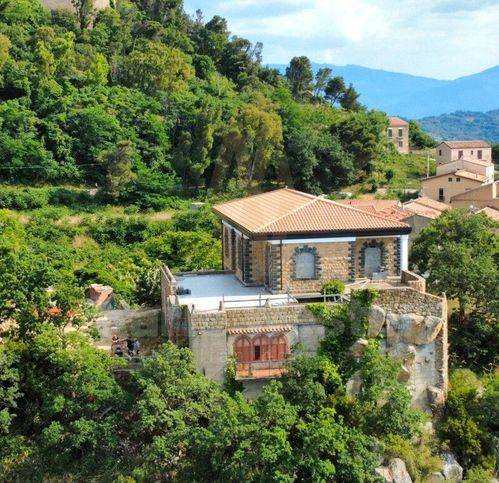 casa indipendente in vendita a Pollina