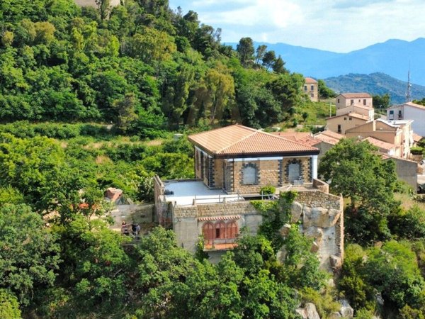 casa indipendente in vendita a Pollina