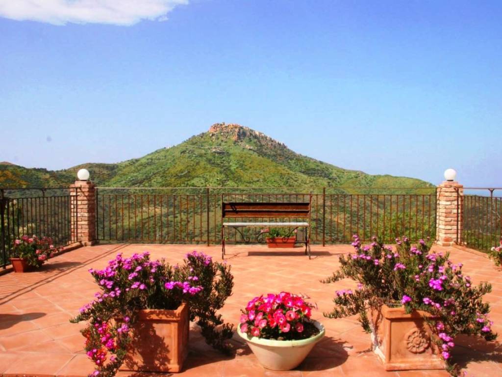 casa indipendente in vendita a Pollina