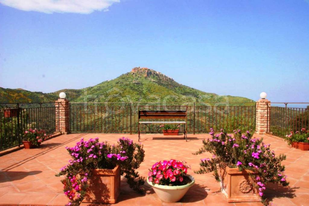 casa indipendente in vendita a Pollina