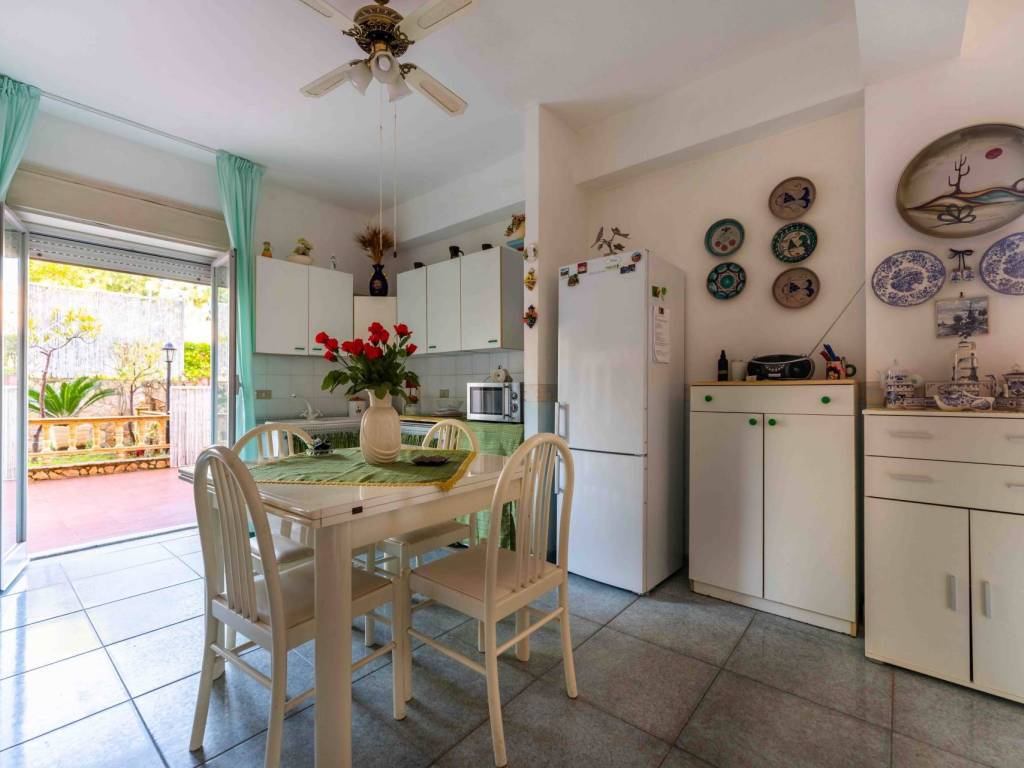 appartamento in vendita a Pollina in zona Finale