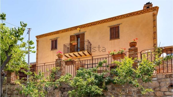 casa indipendente in vendita a Pollina