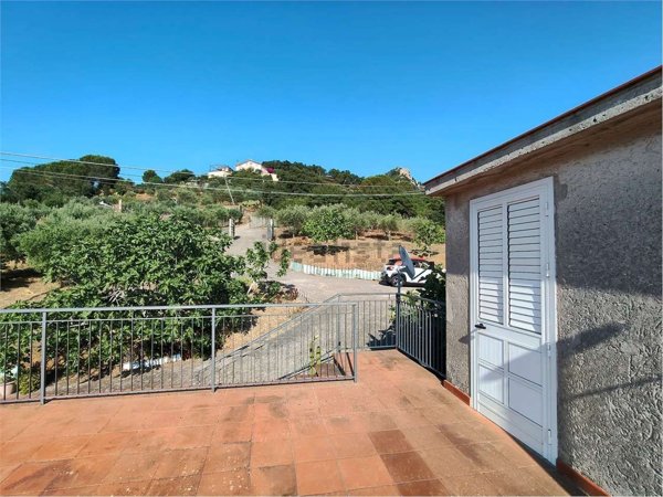 casa indipendente in vendita a Pollina