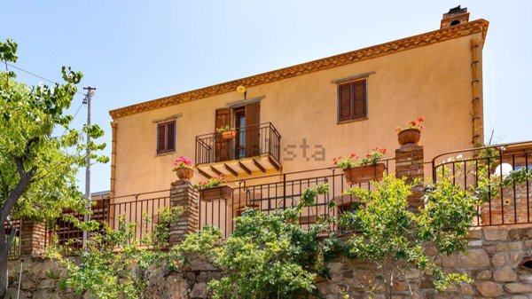 casa indipendente in vendita a Pollina