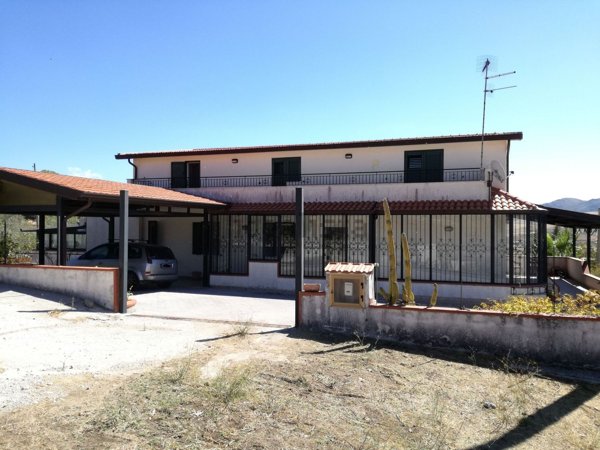 casa indipendente in vendita a Santa Cristina Gela
