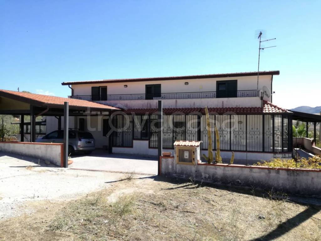 casa indipendente in vendita a Santa Cristina Gela