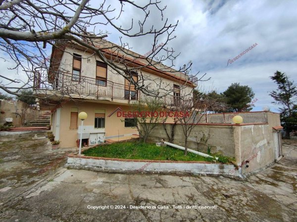 casa indipendente in vendita a Santa Cristina Gela