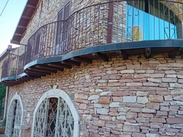 casa indipendente in vendita a Santa Cristina Gela