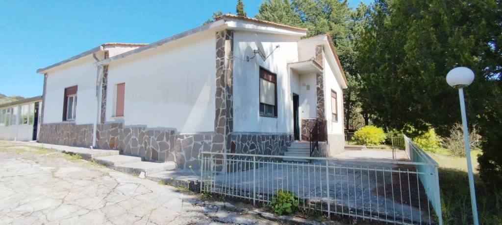 casa indipendente in vendita a Santa Cristina Gela