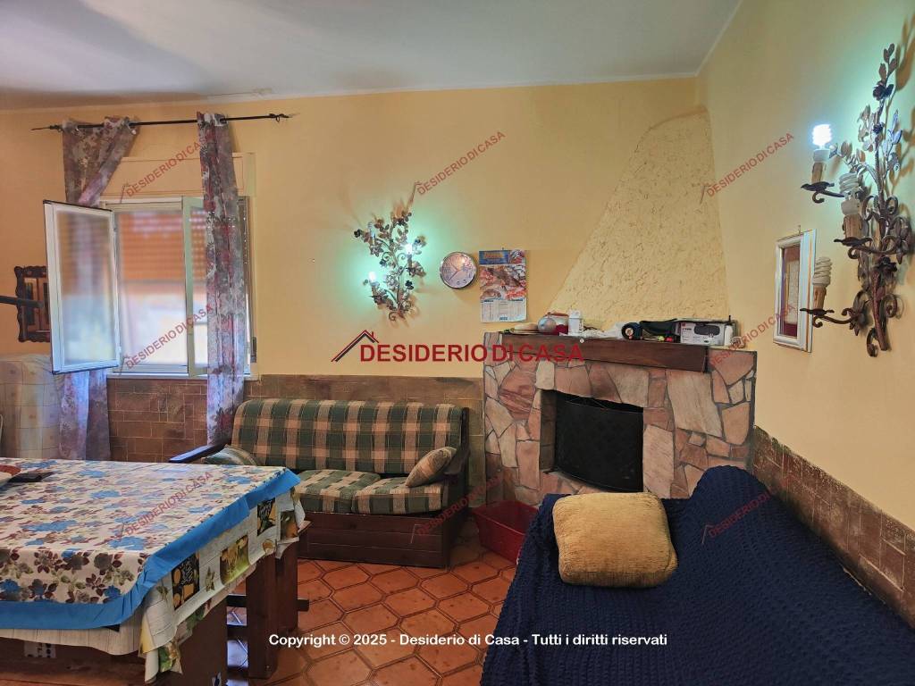 casa indipendente in vendita a Santa Cristina Gela