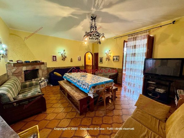 casa indipendente in vendita a Santa Cristina Gela