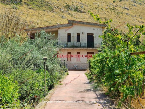 casa indipendente in vendita a Santa Cristina Gela