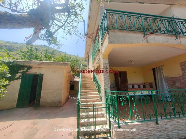 casa indipendente in vendita a Santa Cristina Gela