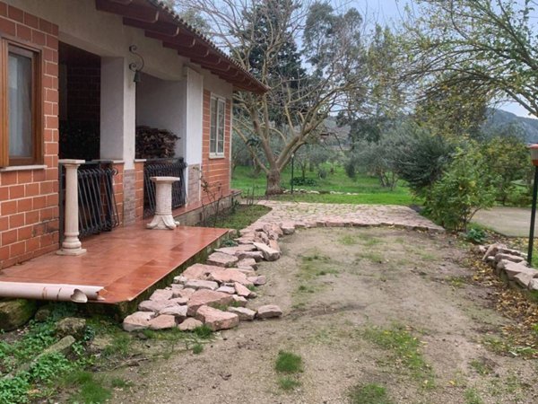 casa indipendente in vendita a Santa Cristina Gela