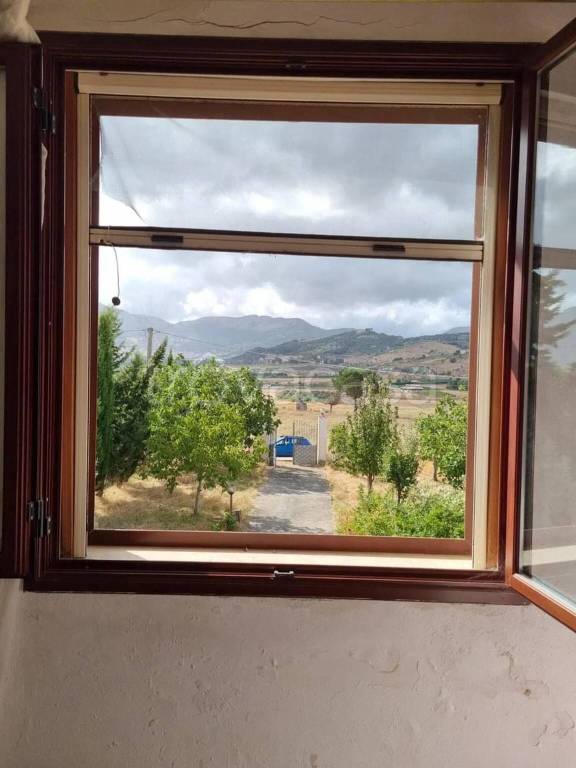 casa indipendente in vendita a Santa Cristina Gela